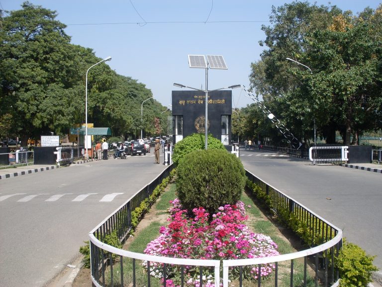 Guru_Nanak_Dev_University_(GNDU),_Amritsar-_main_gate_2009-03-05 (1)