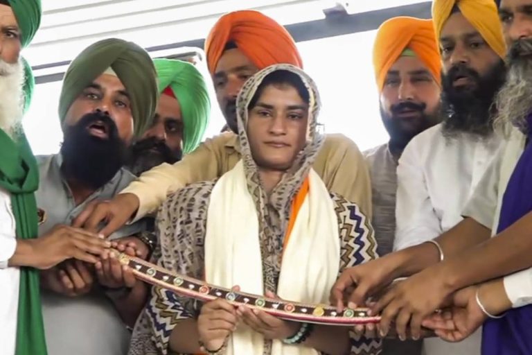 Olympian-Vinesh-Phogat-being-felicitated-at-a-farmers-rally